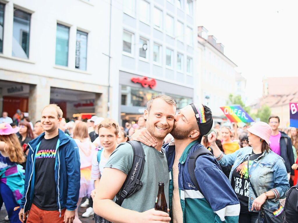 Rund 12.000 Menschen ziehen laut Polizei am Samstag beim Christopher Street Day durch die Freiburger Innenstadt.