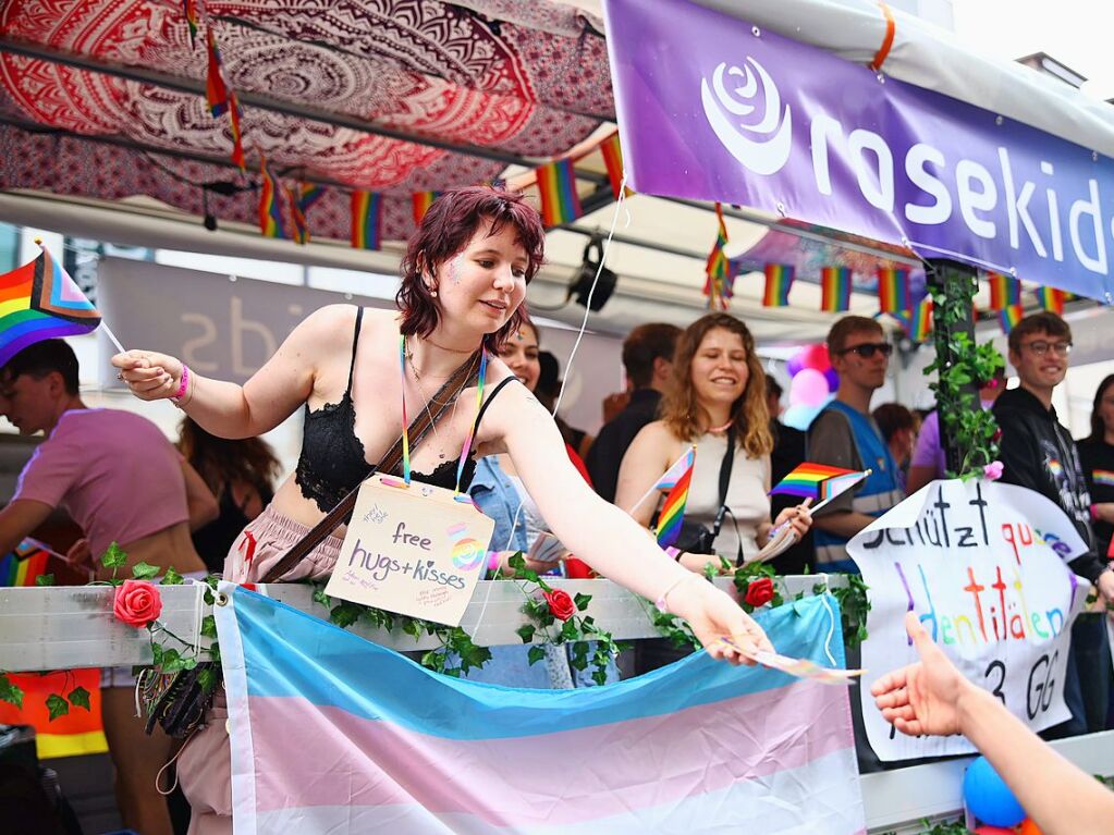 Rund 12.000 Menschen ziehen laut Polizei am Samstag beim Christopher Street Day durch die Freiburger Innenstadt.