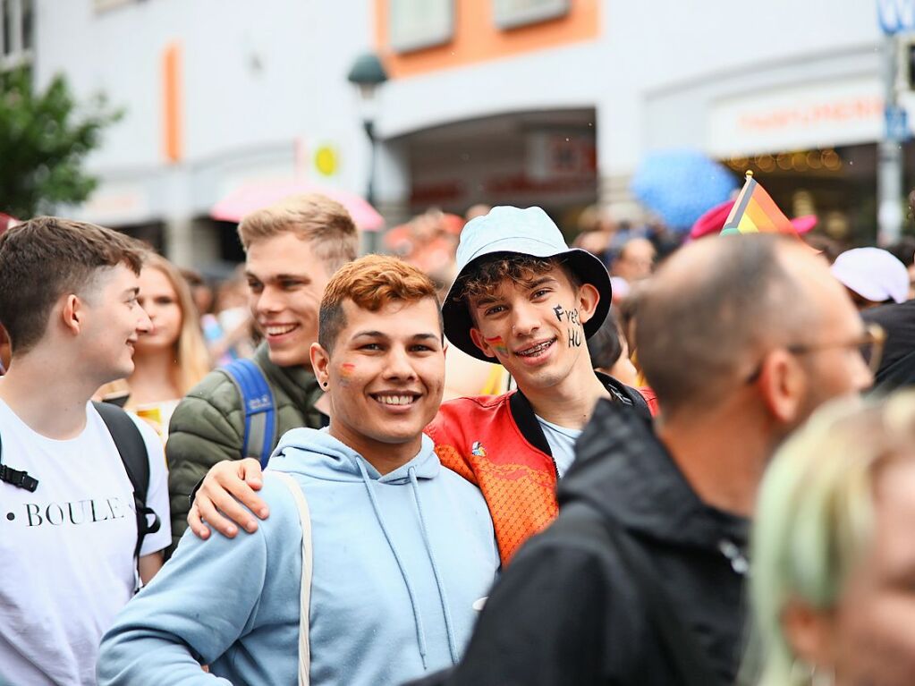 Rund 12.000 Menschen ziehen laut Polizei am Samstag beim Christopher Street Day durch die Freiburger Innenstadt.