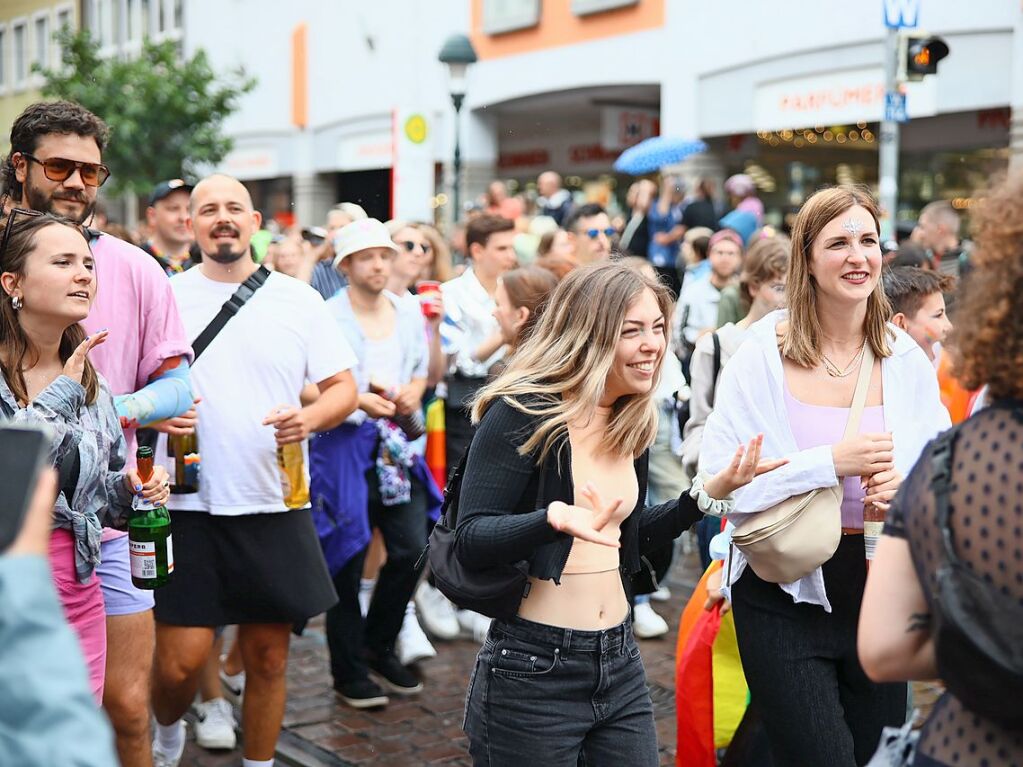 Rund 12.000 Menschen ziehen laut Polizei am Samstag beim Christopher Street Day durch die Freiburger Innenstadt.