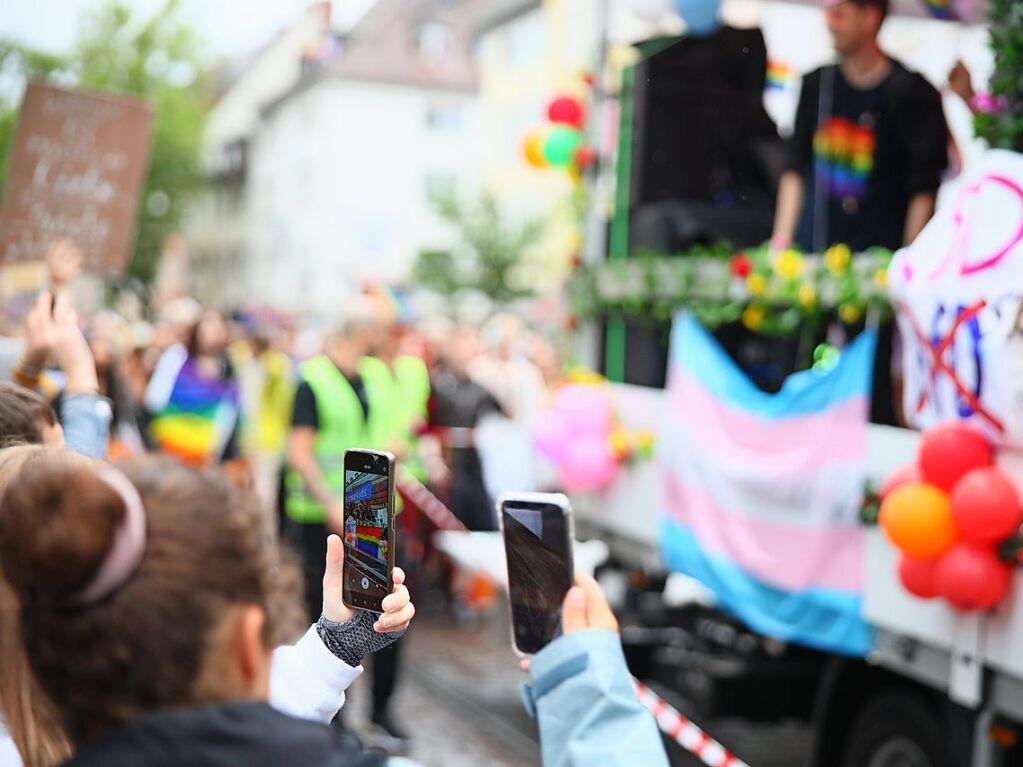 Rund 12.000 Menschen ziehen laut Polizei am Samstag beim Christopher Street Day durch die Freiburger Innenstadt.