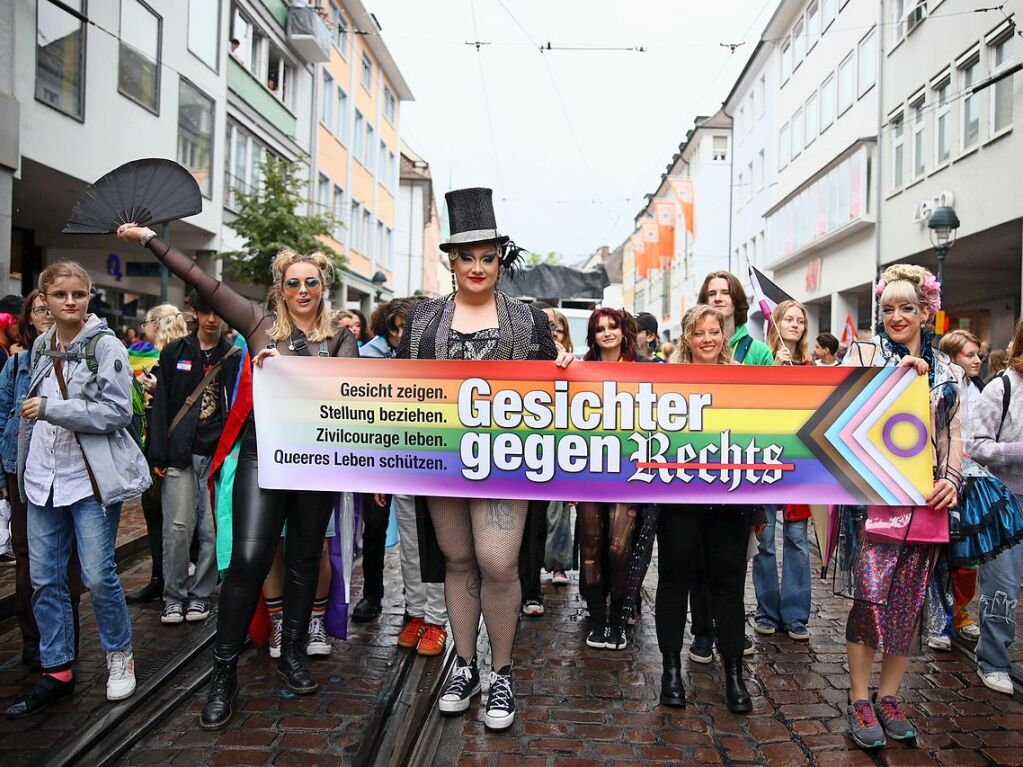 Rund 12.000 Menschen ziehen laut Polizei am Samstag beim Christopher Street Day durch die Freiburger Innenstadt.