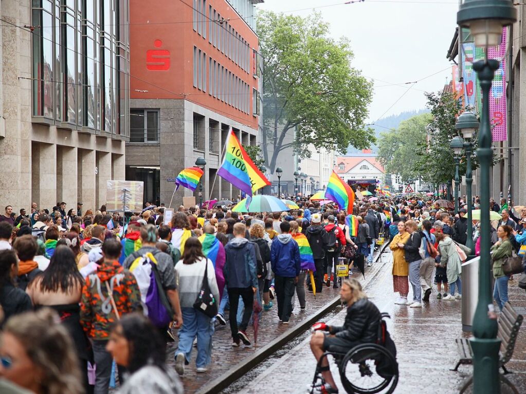 Rund 12.000 Menschen ziehen laut Polizei am Samstag beim Christopher Street Day durch die Freiburger Innenstadt.