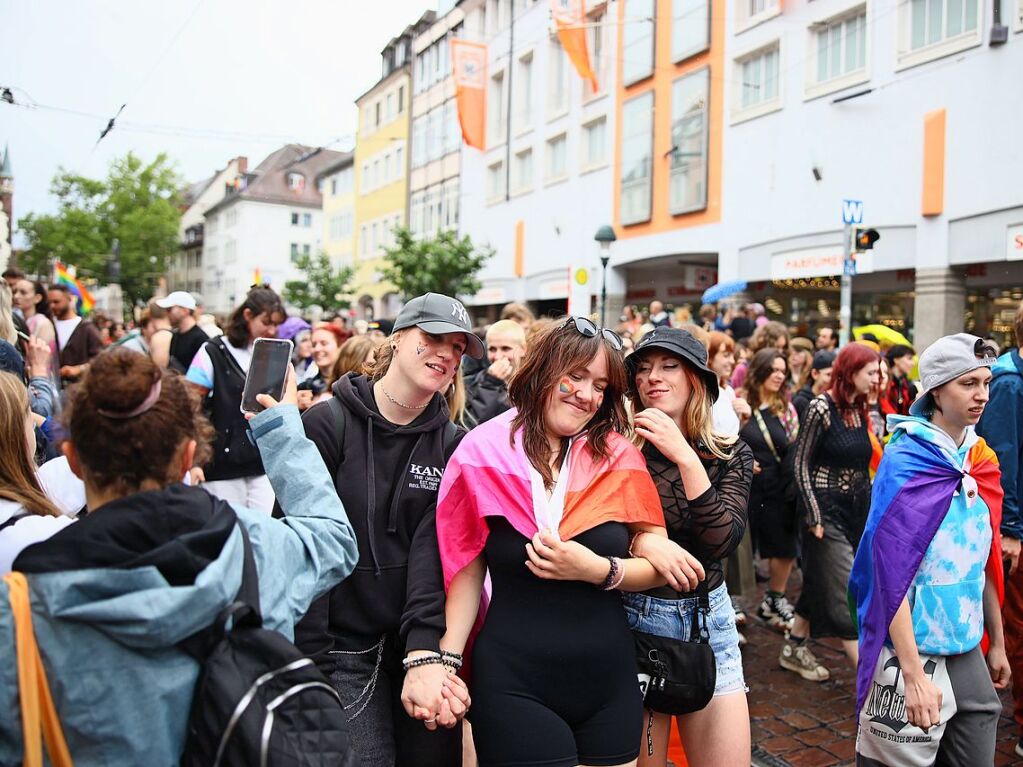 Rund 12.000 Menschen ziehen laut Polizei am Samstag beim Christopher Street Day durch die Freiburger Innenstadt.