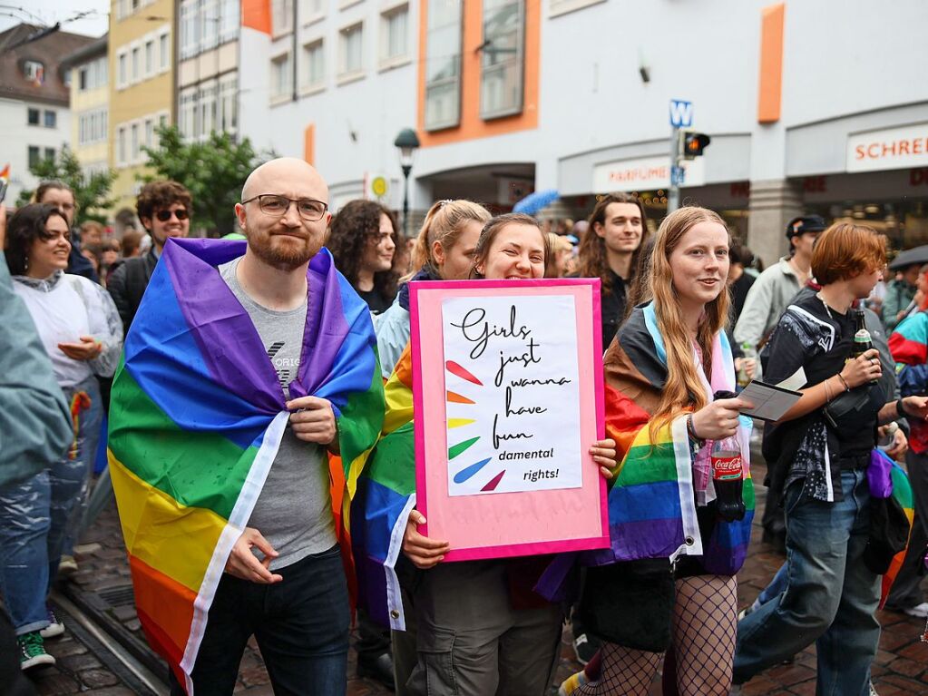 Rund 12.000 Menschen ziehen laut Polizei am Samstag beim Christopher Street Day durch die Freiburger Innenstadt.