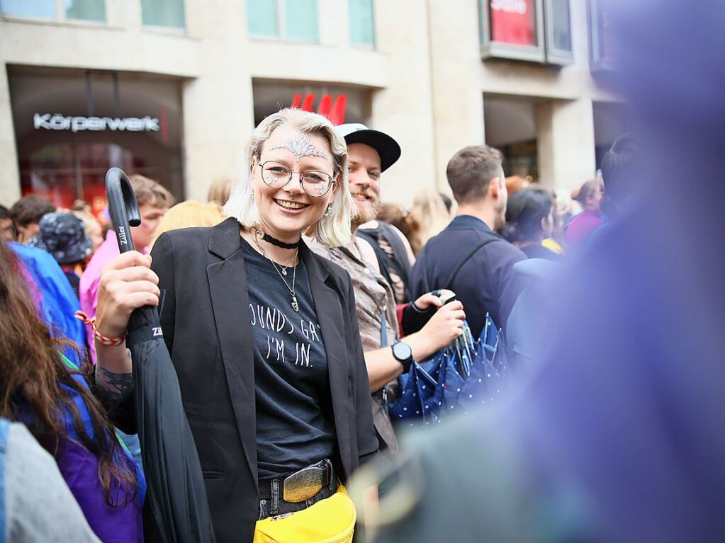 Rund 12.000 Menschen ziehen laut Polizei am Samstag beim Christopher Street Day durch die Freiburger Innenstadt.