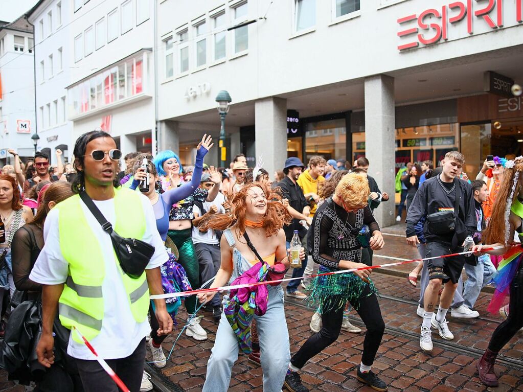 Rund 12.000 Menschen ziehen laut Polizei am Samstag beim Christopher Street Day durch die Freiburger Innenstadt.