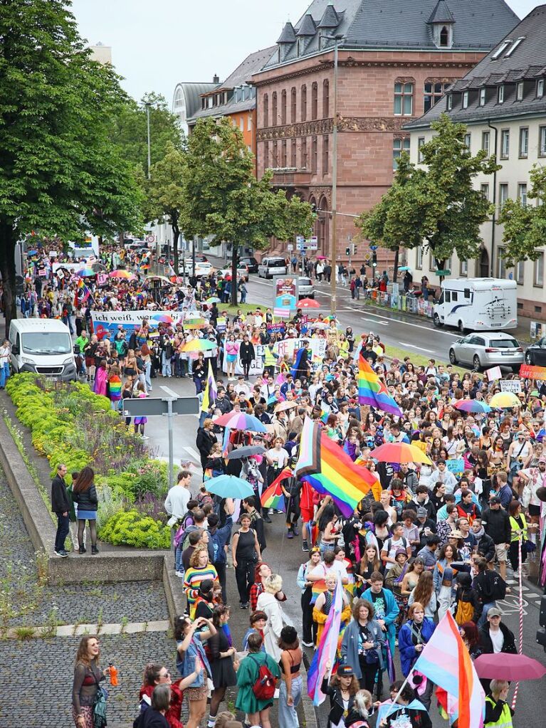 Rund 12.000 Menschen ziehen laut Polizei am Samstag beim Christopher Street Day durch die Freiburger Innenstadt.