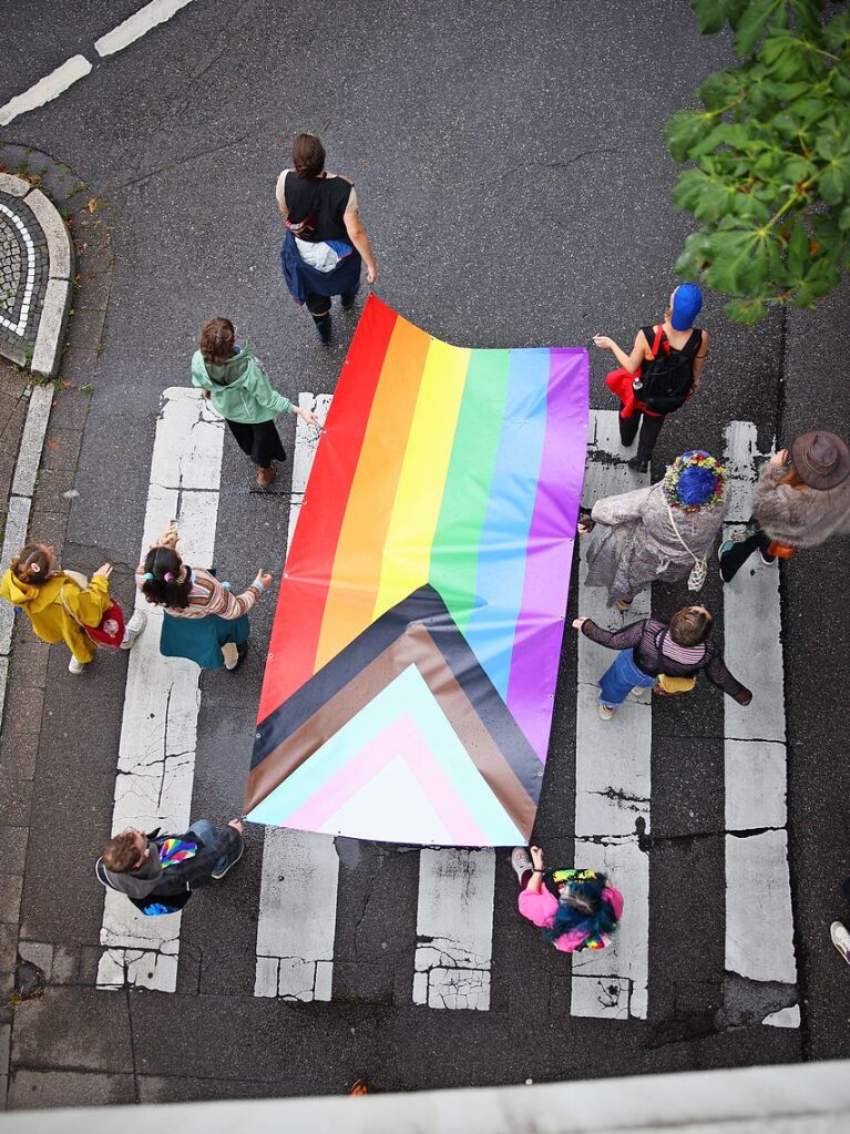 Rund 12.000 Menschen ziehen laut Polizei am Samstag beim Christopher Street Day durch die Freiburger Innenstadt.