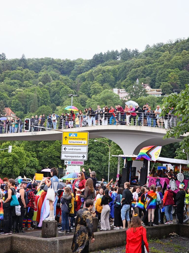 Rund 12.000 Menschen ziehen laut Polizei am Samstag beim Christopher Street Day durch die Freiburger Innenstadt.