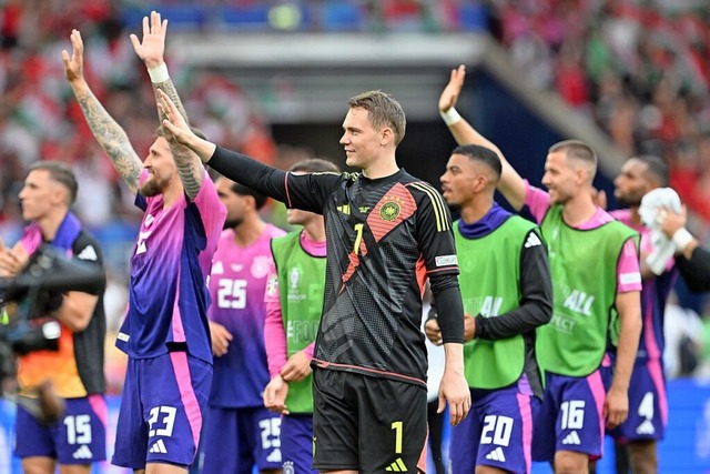 Die deutsche Nationalmannschaft bedank...uch nach der Partie gegen die Schweiz.  | Foto: Federico Gambarini (dpa)