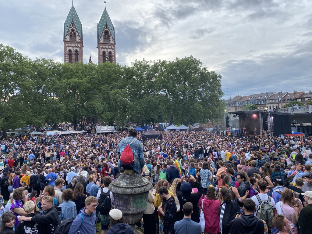 Rund 12.000 Menschen ziehen laut Polizei am Samstag beim Christopher Street Day durch die Freiburger Innenstadt.