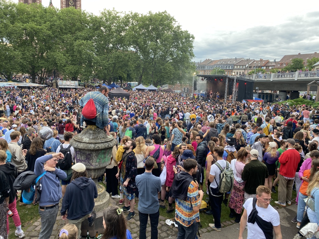 Rund 12.000 Menschen ziehen laut Polizei am Samstag beim Christopher Street Day durch die Freiburger Innenstadt.