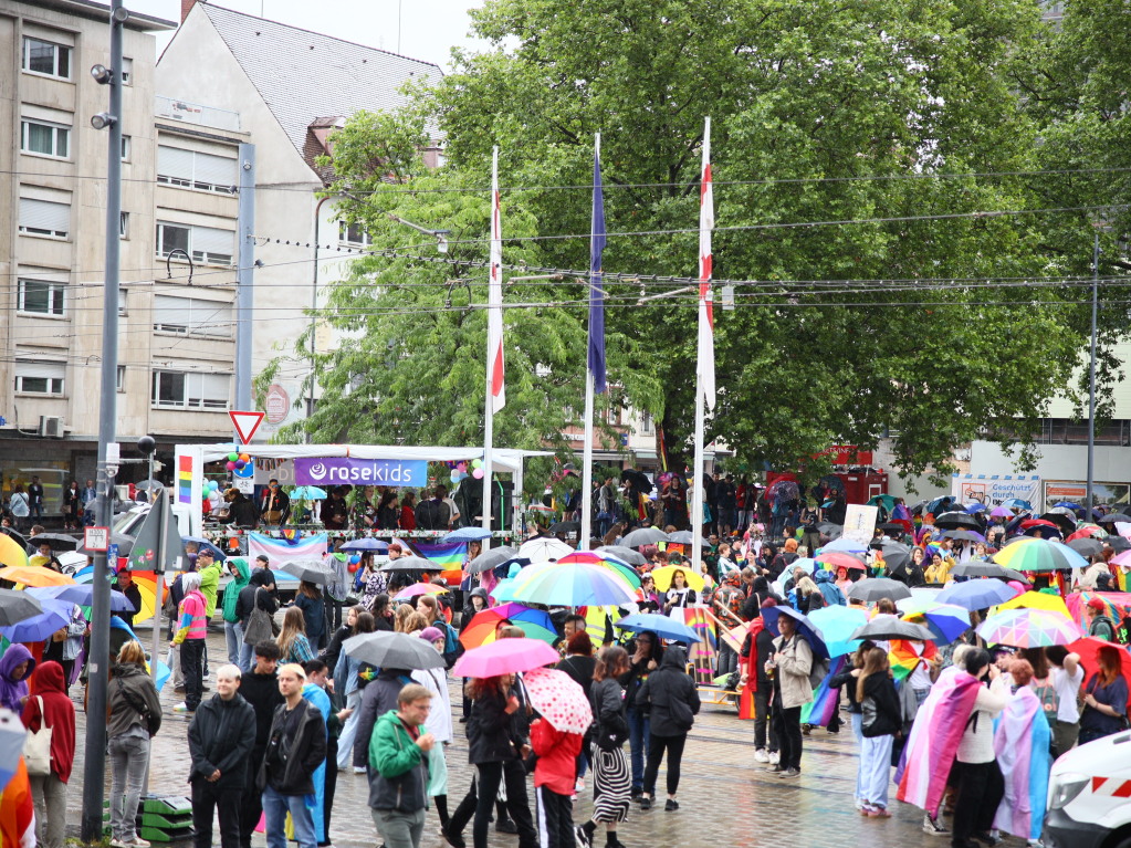 Rund 12.000 Menschen ziehen laut Polizei am Samstag beim Christopher Street Day durch die Freiburger Innenstadt.