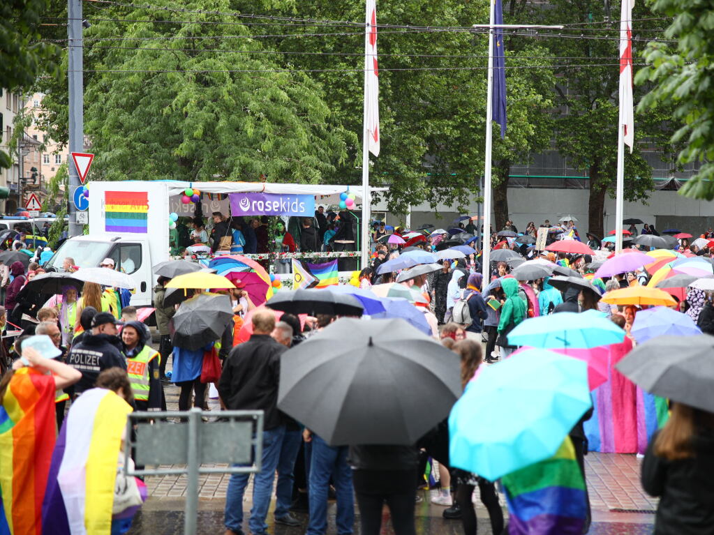 Rund 12.000 Menschen ziehen laut Polizei am Samstag beim Christopher Street Day durch die Freiburger Innenstadt.