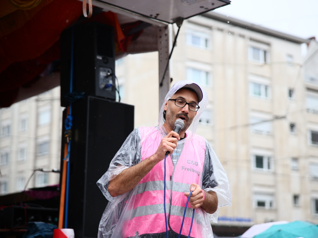 Rund 12.000 Menschen ziehen laut Polizei am Samstag beim Christopher Street Day durch die Freiburger Innenstadt.