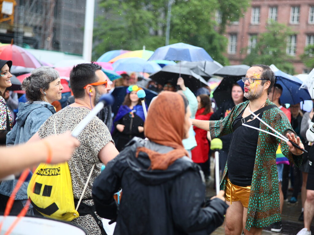 Rund 12.000 Menschen ziehen laut Polizei am Samstag beim Christopher Street Day durch die Freiburger Innenstadt.