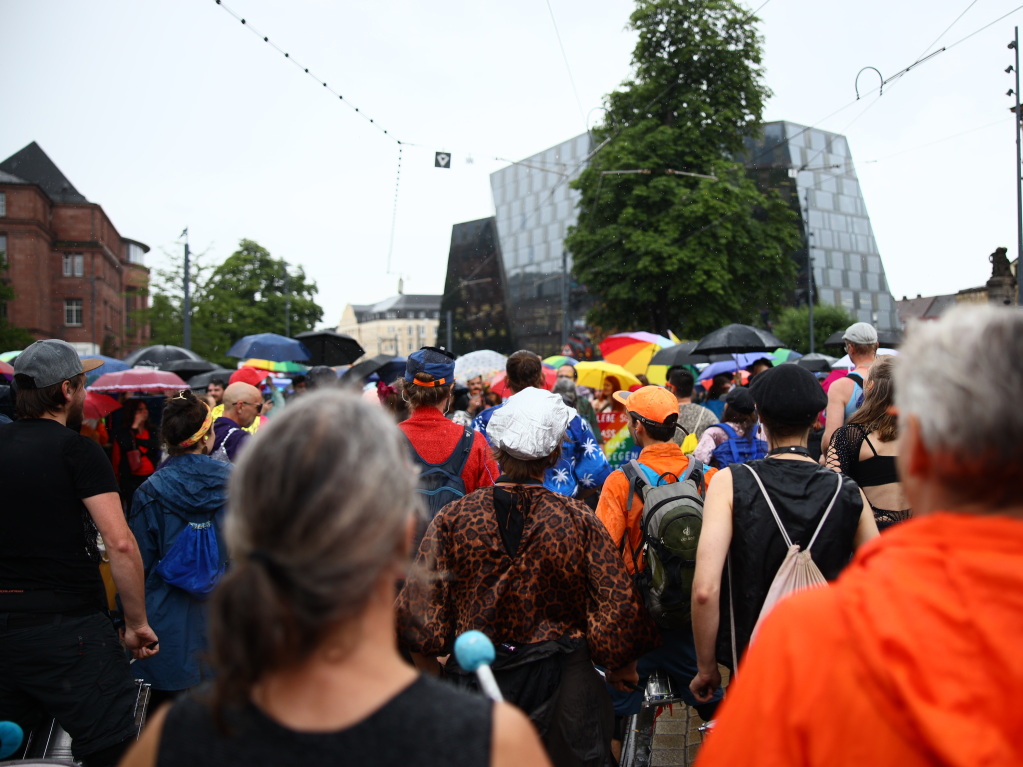 Rund 12.000 Menschen ziehen laut Polizei am Samstag beim Christopher Street Day durch die Freiburger Innenstadt.