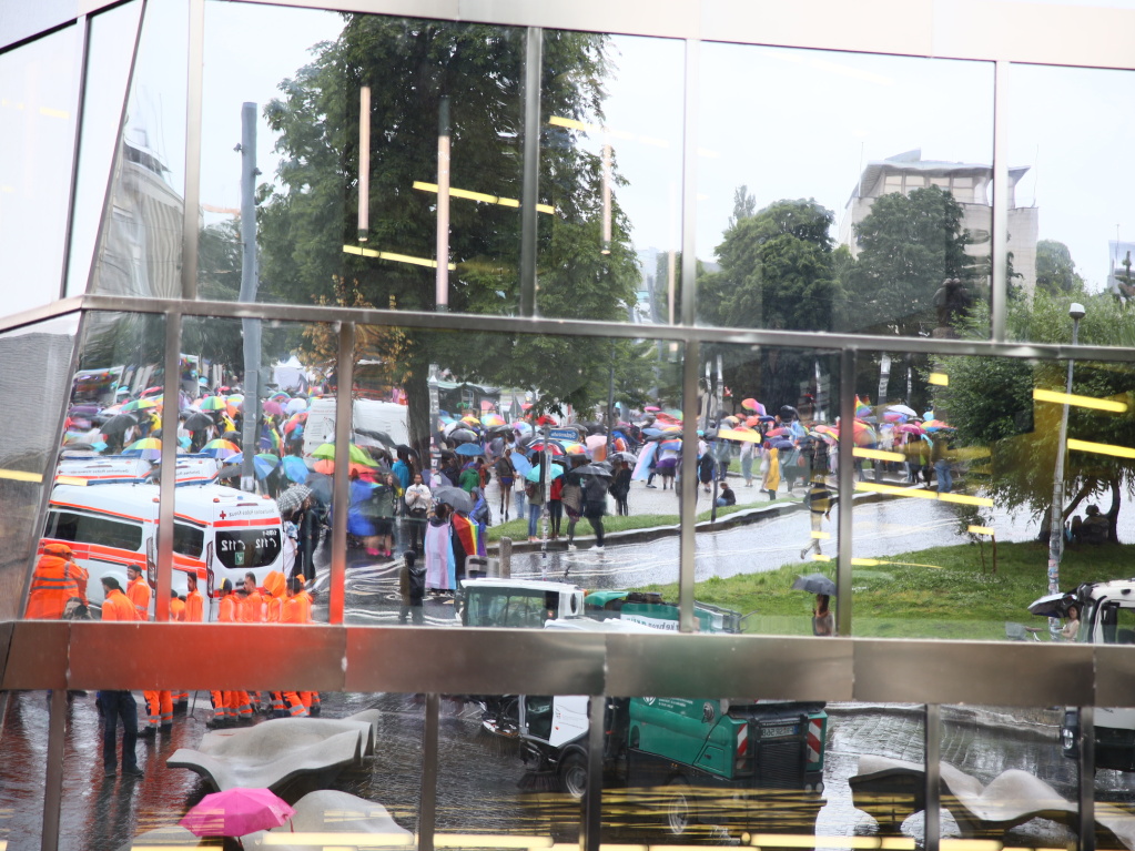 Rund 12.000 Menschen ziehen laut Polizei am Samstag beim Christopher Street Day durch die Freiburger Innenstadt.