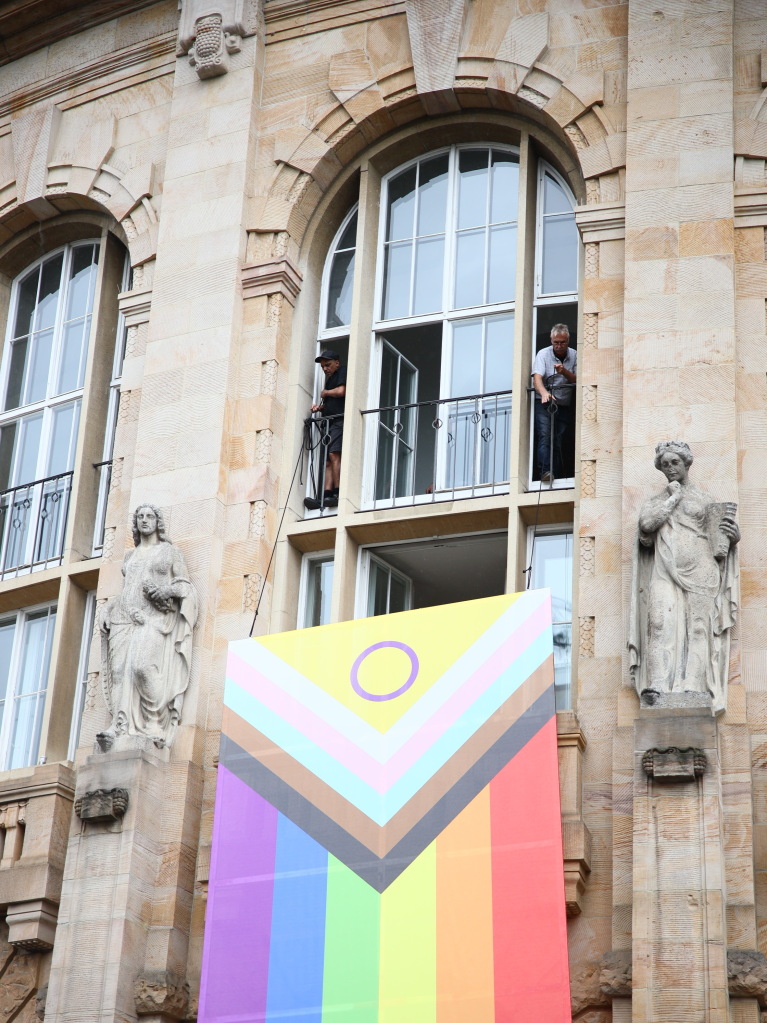 Rund 12.000 Menschen ziehen laut Polizei am Samstag beim Christopher Street Day durch die Freiburger Innenstadt.