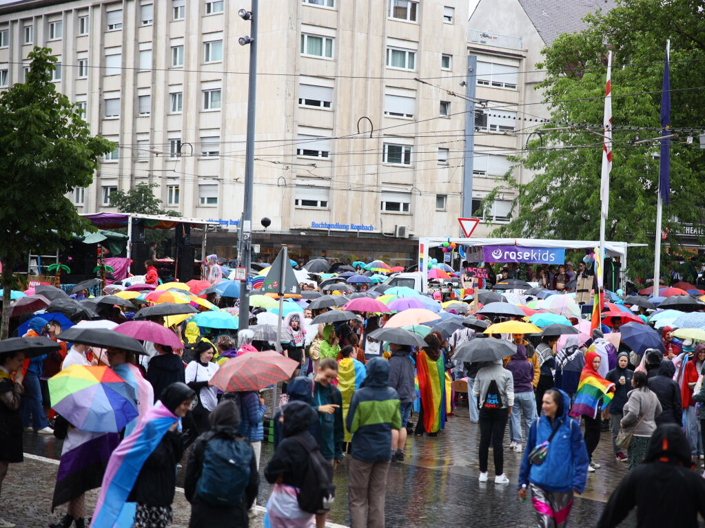 Rund 12.000 Menschen ziehen laut Polizei am Samstag beim Christopher Street Day durch die Freiburger Innenstadt.