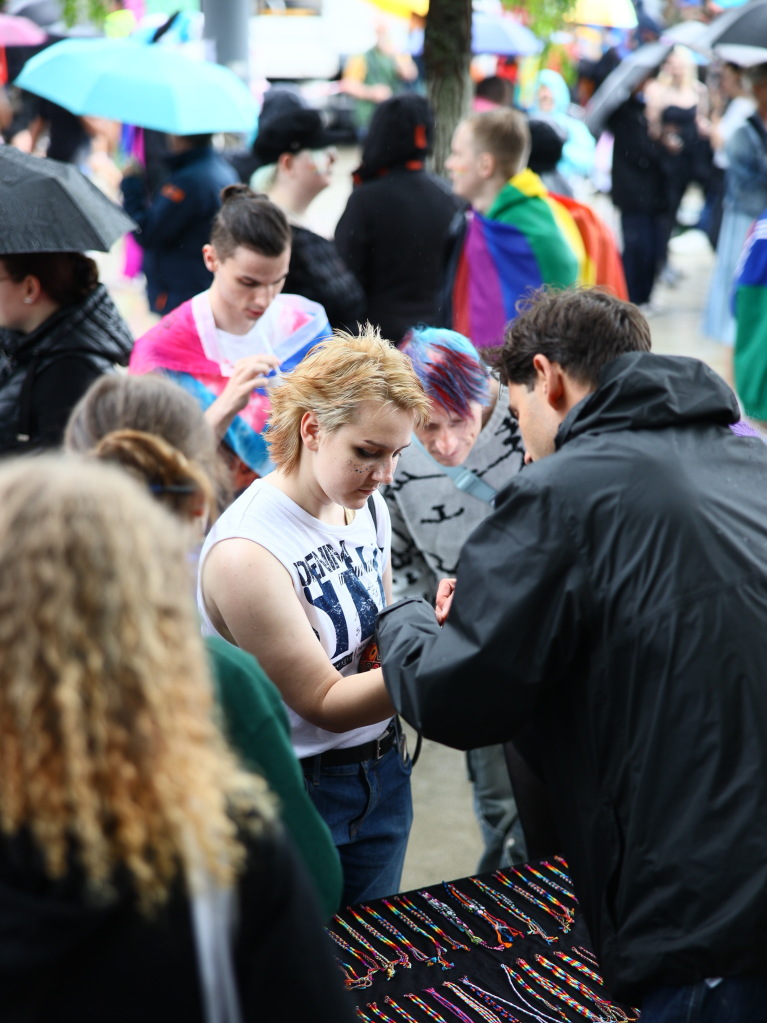 Rund 12.000 Menschen ziehen laut Polizei am Samstag beim Christopher Street Day durch die Freiburger Innenstadt.