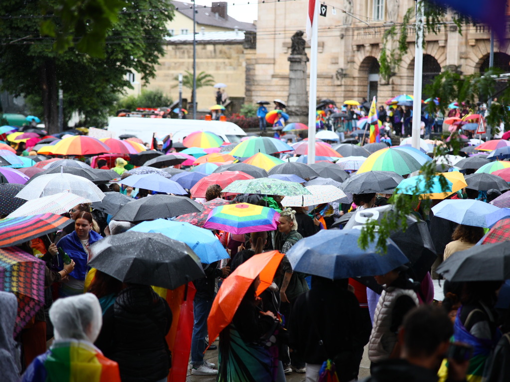 Rund 12.000 Menschen ziehen laut Polizei am Samstag beim Christopher Street Day durch die Freiburger Innenstadt.