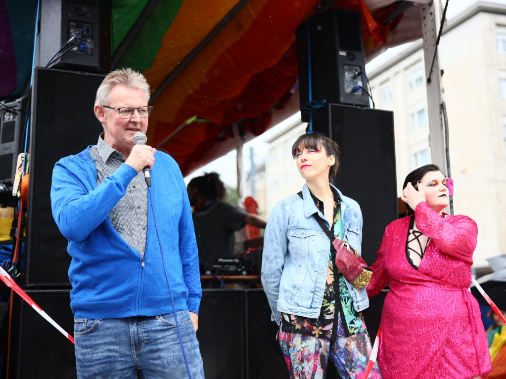 Rund 12.000 Menschen ziehen laut Polizei am Samstag beim Christopher Street Day durch die Freiburger Innenstadt.