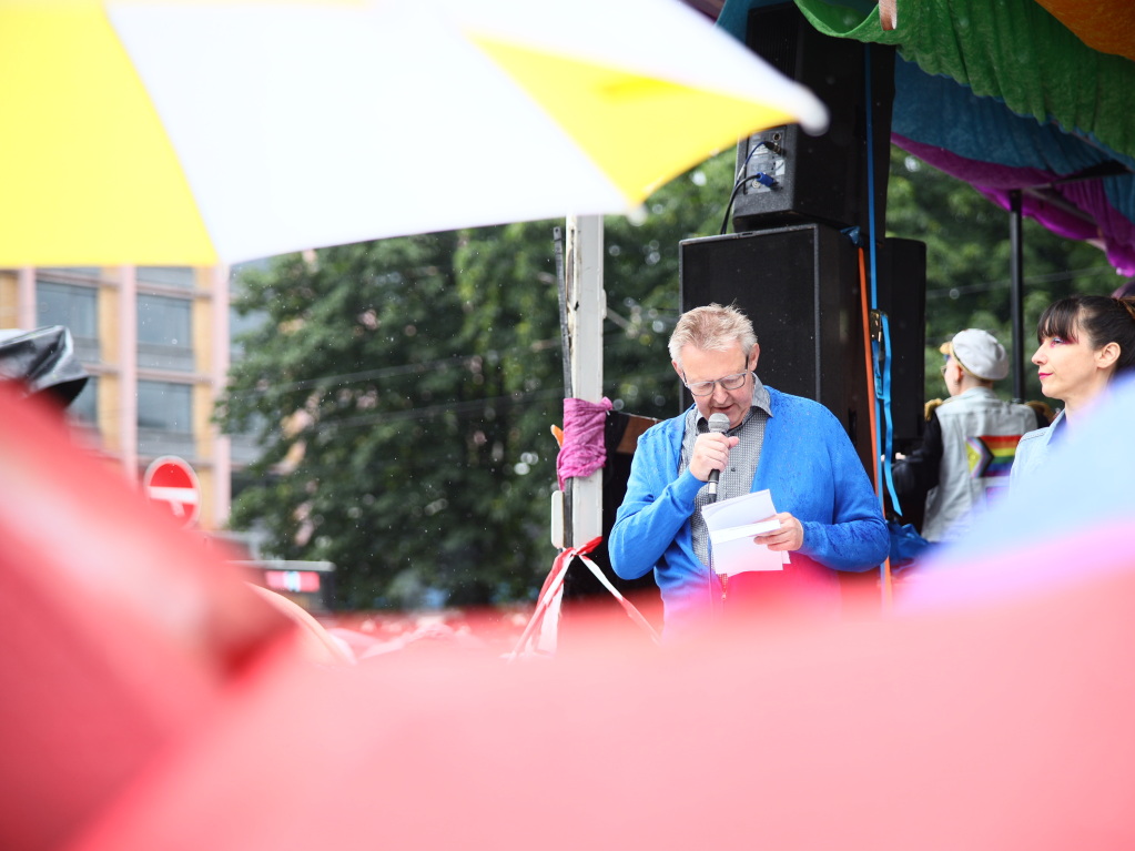 Rund 12.000 Menschen ziehen laut Polizei am Samstag beim Christopher Street Day durch die Freiburger Innenstadt.