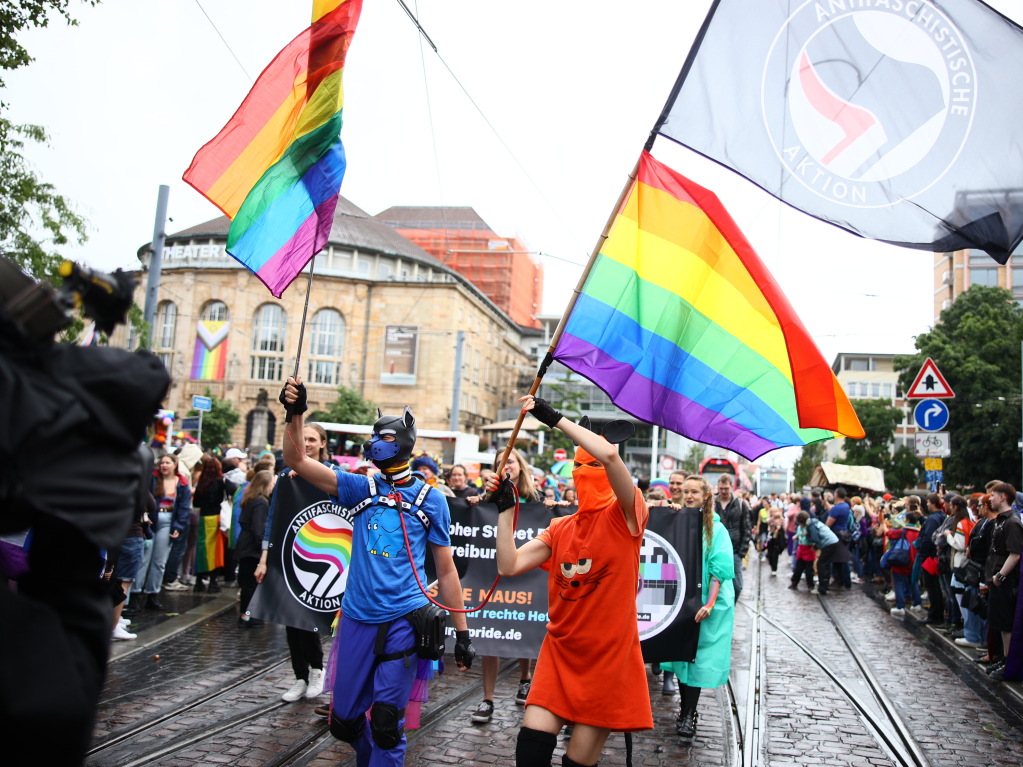 Rund 12.000 Menschen ziehen laut Polizei am Samstag beim Christopher Street Day durch die Freiburger Innenstadt.