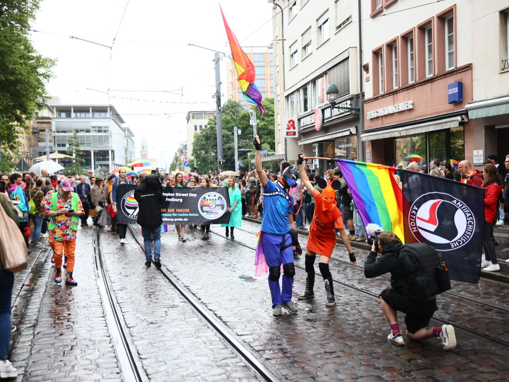 Rund 12.000 Menschen ziehen laut Polizei am Samstag beim Christopher Street Day durch die Freiburger Innenstadt.