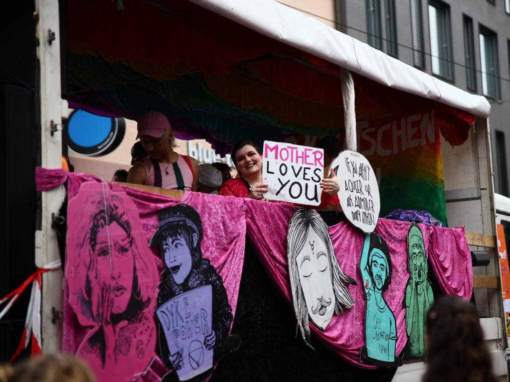 Rund 12.000 Menschen ziehen laut Polizei am Samstag beim Christopher Street Day durch die Freiburger Innenstadt.