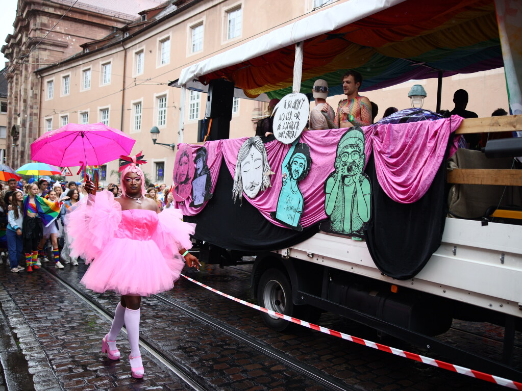 Rund 12.000 Menschen ziehen laut Polizei am Samstag beim Christopher Street Day durch die Freiburger Innenstadt.