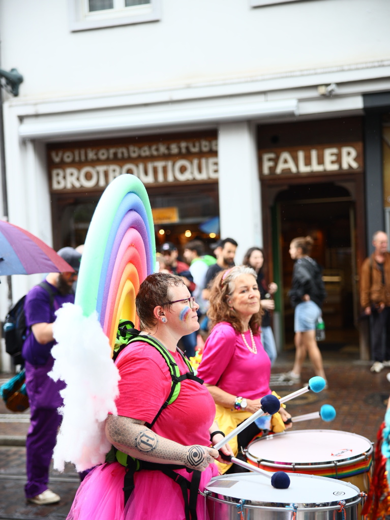 Rund 12.000 Menschen ziehen laut Polizei am Samstag beim Christopher Street Day durch die Freiburger Innenstadt.