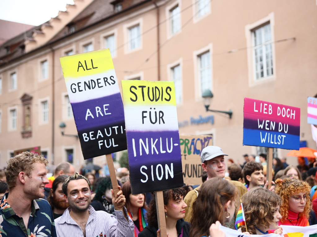 Rund 12.000 Menschen ziehen laut Polizei am Samstag beim Christopher Street Day durch die Freiburger Innenstadt.