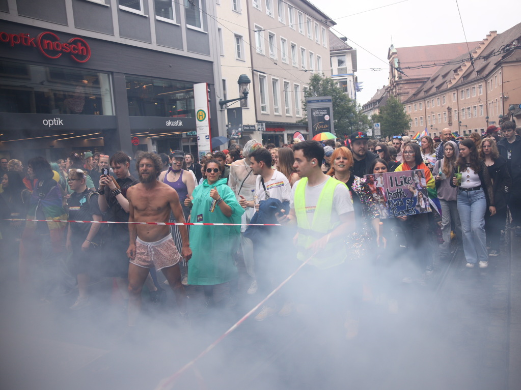 Rund 12.000 Menschen ziehen laut Polizei am Samstag beim Christopher Street Day durch die Freiburger Innenstadt.