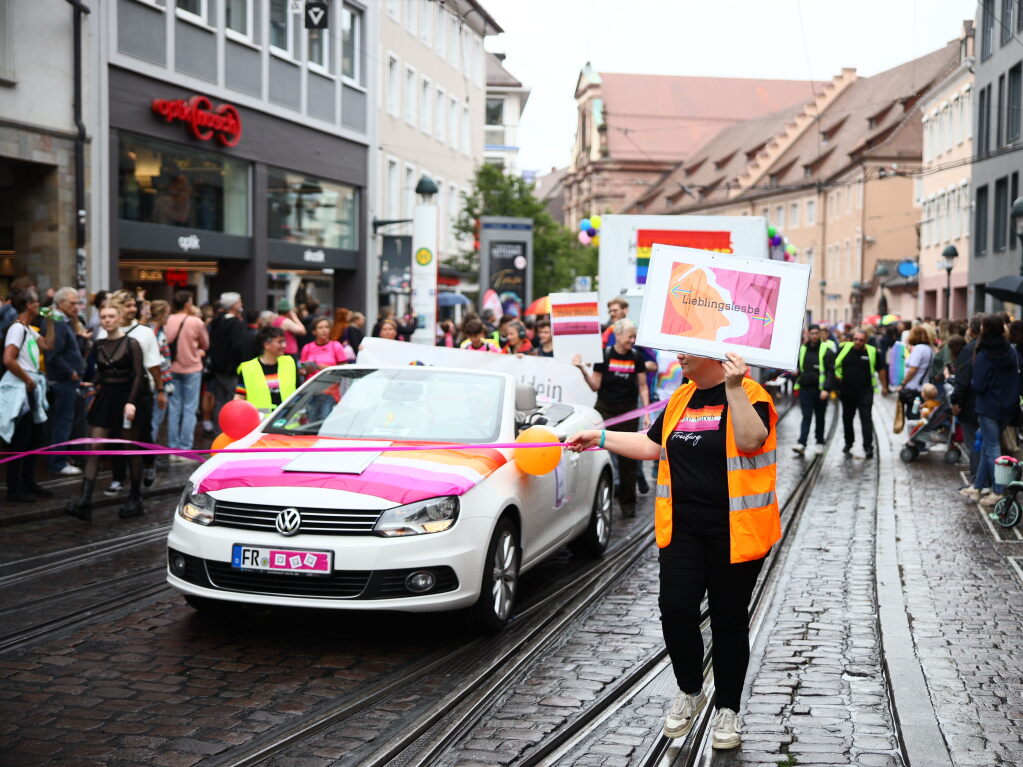 Rund 12.000 Menschen ziehen laut Polizei am Samstag beim Christopher Street Day durch die Freiburger Innenstadt.