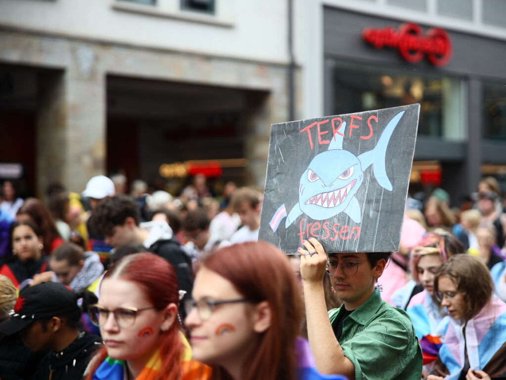 Rund 12.000 Menschen ziehen laut Polizei am Samstag beim Christopher Street Day durch die Freiburger Innenstadt.