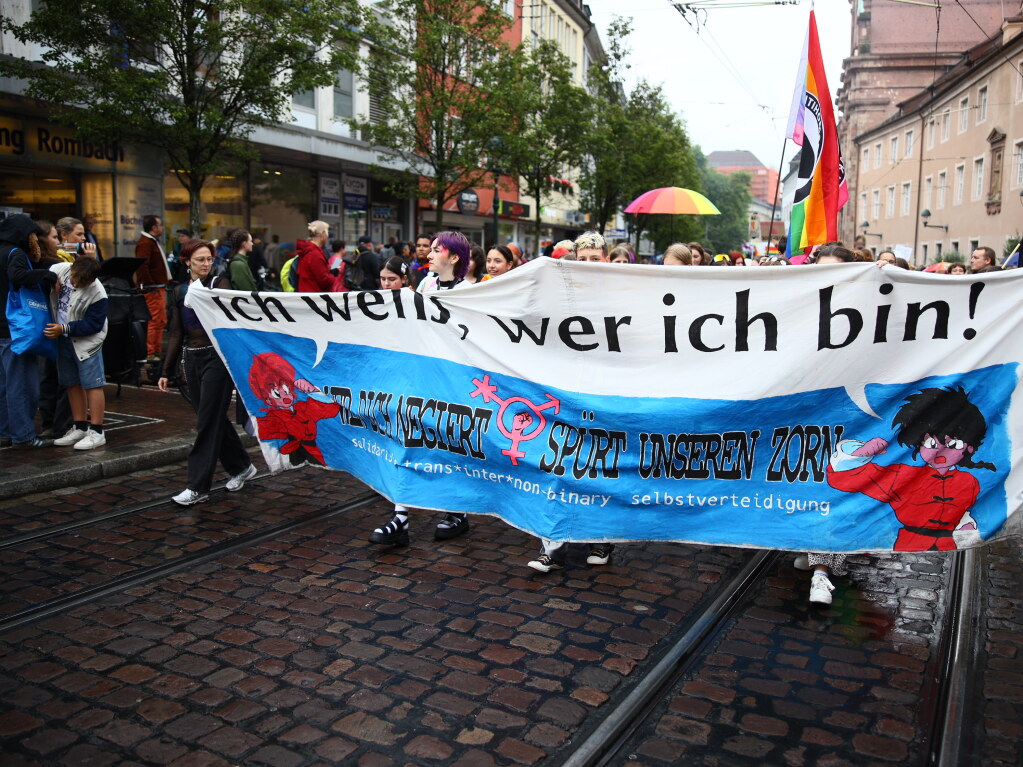 Rund 12.000 Menschen ziehen laut Polizei am Samstag beim Christopher Street Day durch die Freiburger Innenstadt.