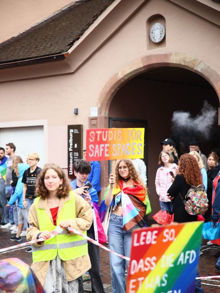 Rund 12.000 Menschen ziehen laut Polizei am Samstag beim Christopher Street Day durch die Freiburger Innenstadt.