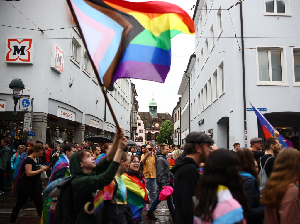 Rund 12.000 Menschen ziehen laut Polizei am Samstag beim Christopher Street Day durch die Freiburger Innenstadt.