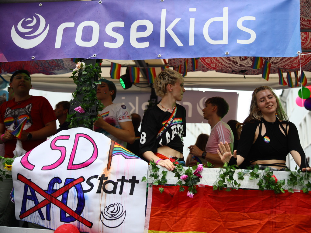 Rund 12.000 Menschen ziehen laut Polizei am Samstag beim Christopher Street Day durch die Freiburger Innenstadt.