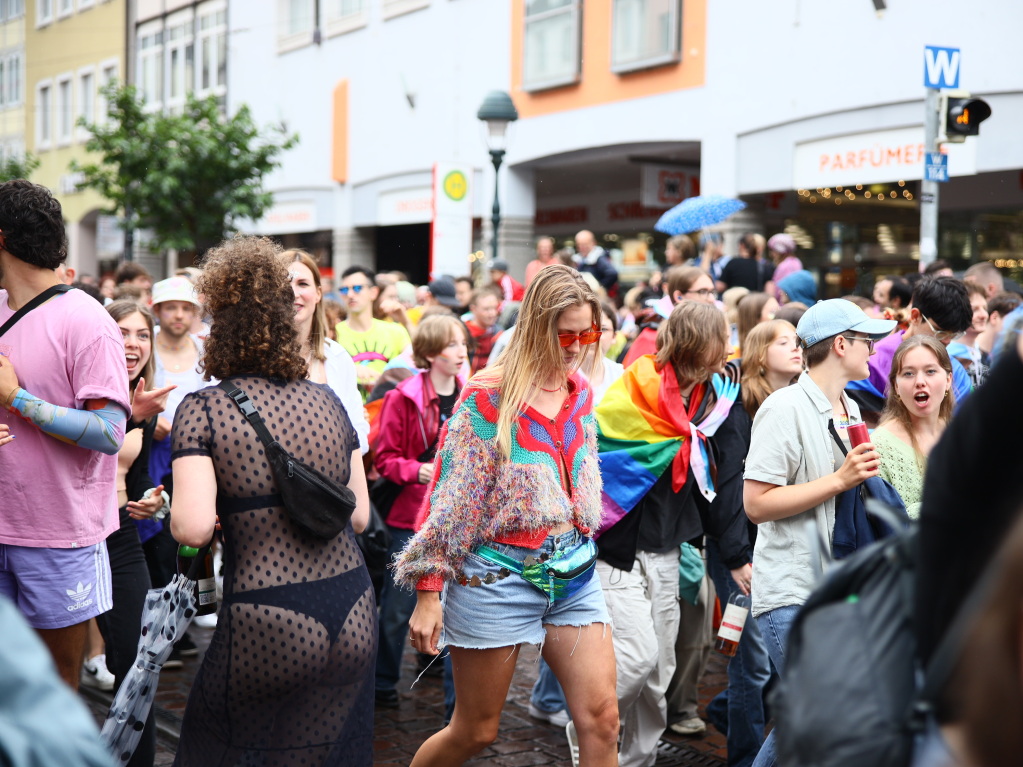 Rund 12.000 Menschen ziehen laut Polizei am Samstag beim Christopher Street Day durch die Freiburger Innenstadt.