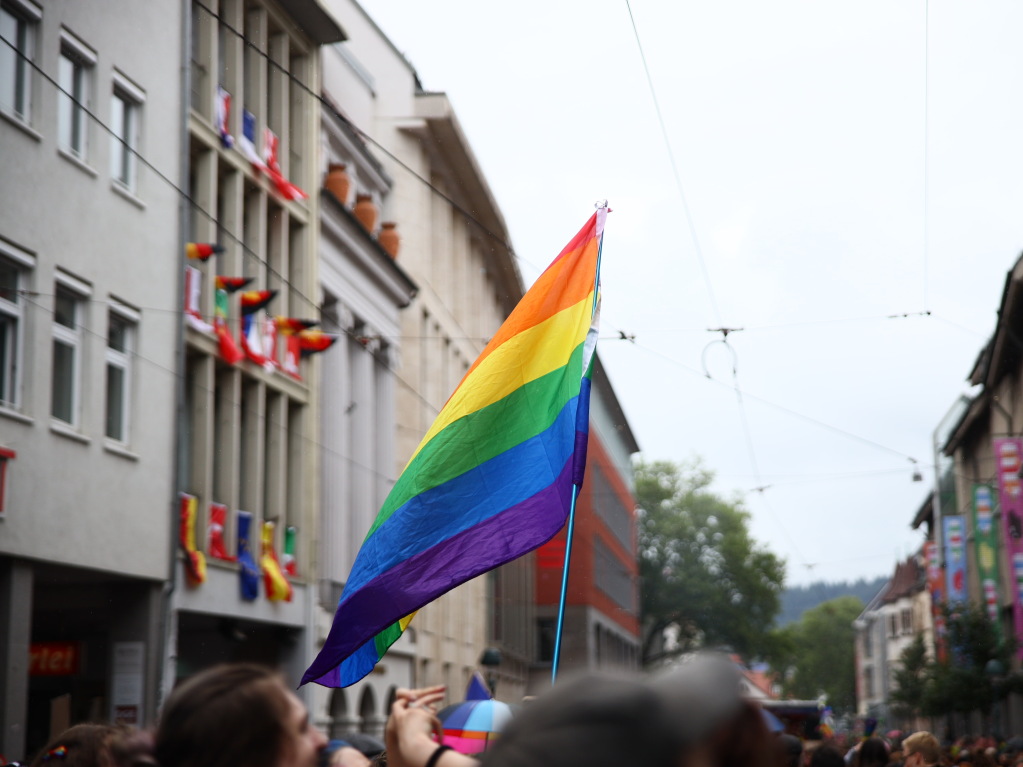 Rund 12.000 Menschen ziehen laut Polizei am Samstag beim Christopher Street Day durch die Freiburger Innenstadt.