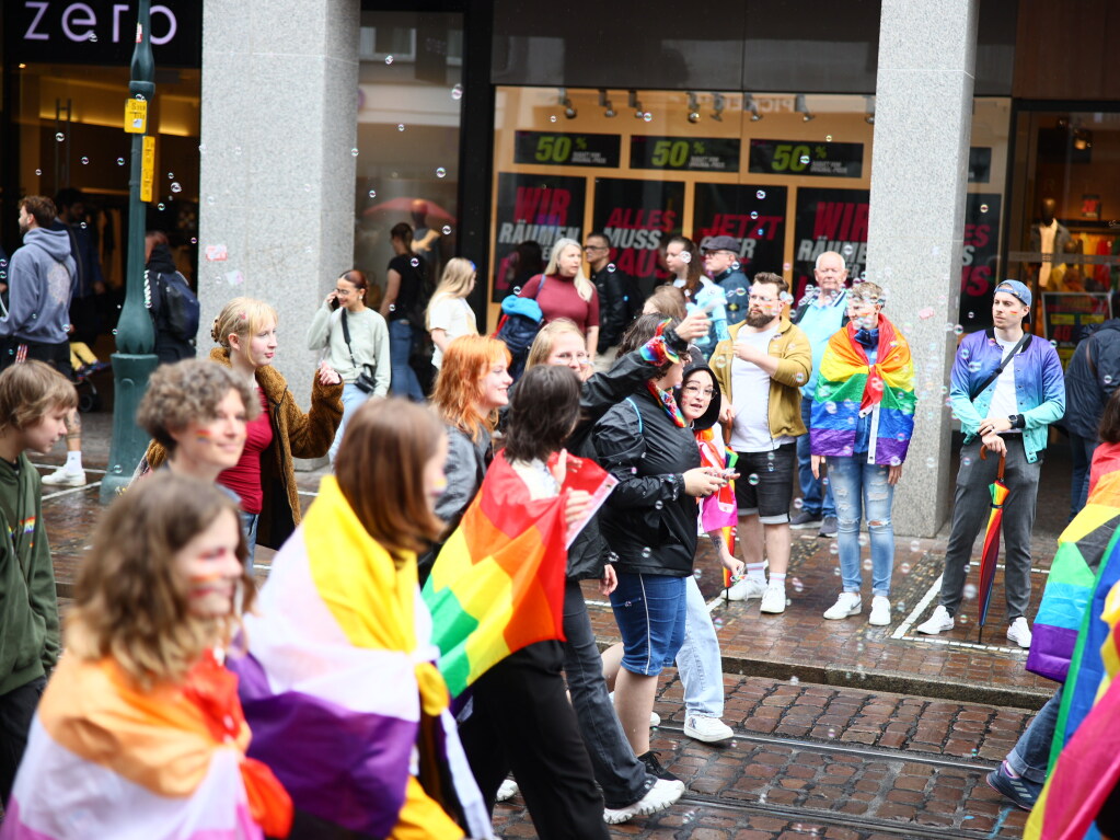 Rund 12.000 Menschen ziehen laut Polizei am Samstag beim Christopher Street Day durch die Freiburger Innenstadt.