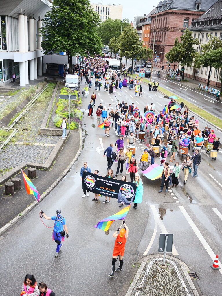 Rund 12.000 Menschen ziehen laut Polizei am Samstag beim Christopher Street Day durch die Freiburger Innenstadt.