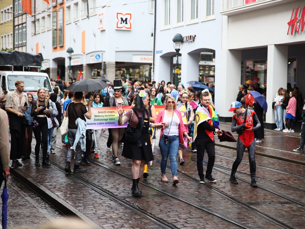 Rund 12.000 Menschen ziehen laut Polizei am Samstag beim Christopher Street Day durch die Freiburger Innenstadt.