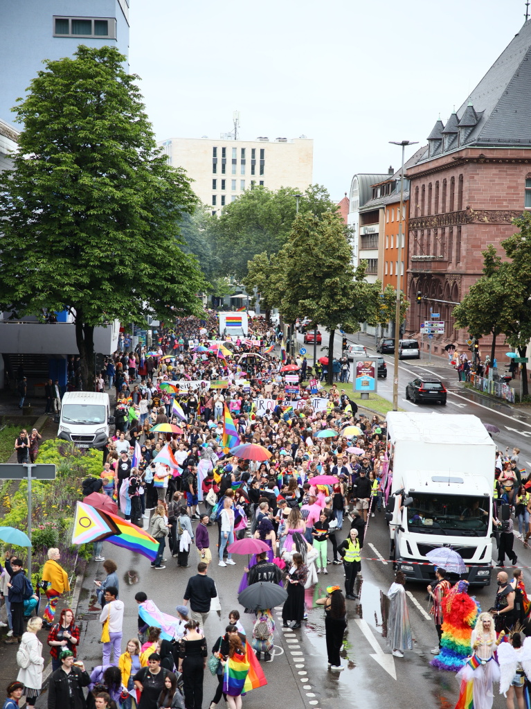 Rund 12.000 Menschen ziehen laut Polizei am Samstag beim Christopher Street Day durch die Freiburger Innenstadt.