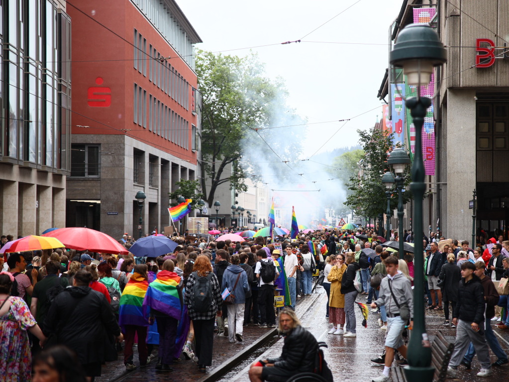 Rund 12.000 Menschen ziehen laut Polizei am Samstag beim Christopher Street Day durch die Freiburger Innenstadt.