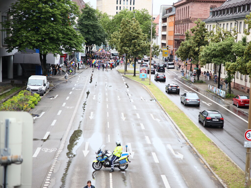 Rund 12.000 Menschen ziehen laut Polizei am Samstag beim Christopher Street Day durch die Freiburger Innenstadt.